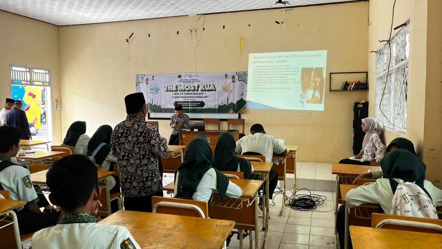 SMK Muhammadiyah 8 Siliragung Perangi “Madsu” lewat Program The Most KUA Joyful Ramadan