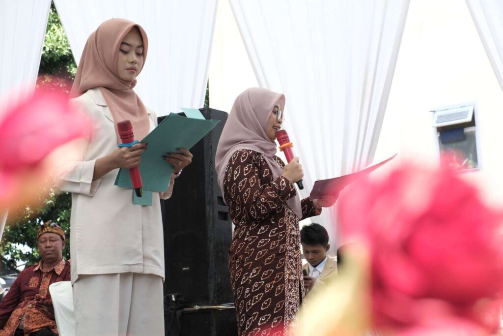 Tangis Haru Prosesi Sungkeman, Warnai Pelepasan 392 Purnasiswa Angkatan ke-22 SMK Models 2 FotoSungkeman