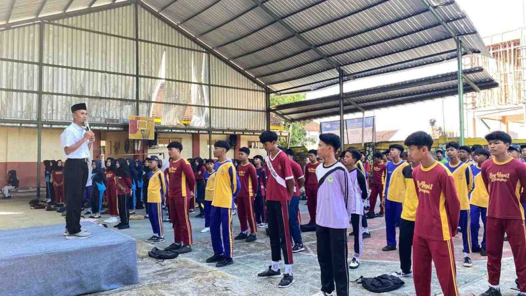 Tembus 535 Pendaftar, SMK Models Ambil Langkah Cepat Terbitkan Lembar Bukti Penerimaan Murid Baru 1 Bapak rudy dan para murid baru