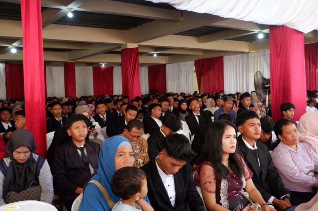 Dahulukan Adab di Atas Ilmu, Petuah Kacabdin Banyuwangi Warnai Pelepasan SMK Models ke-22 2 SISWA SMK MODELS