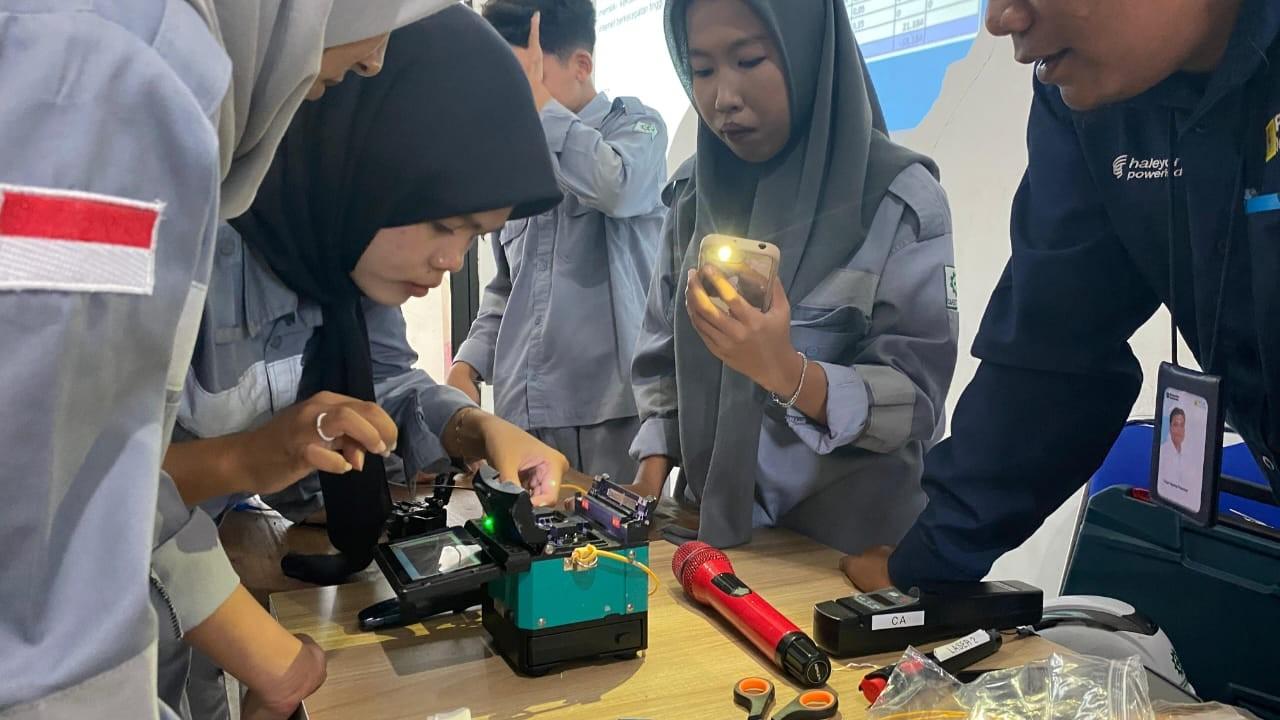 Bekali Siswa Sebelum PKL, SMK Models Gandeng PLN Icon Plus Jember Gelar Pelatihan Fiber Optic 6 Bekali Siswa Sebelum PKL, SMK Models Gandeng PLN Icon Plus Jember Gelar Pelatihan Fiber Optic