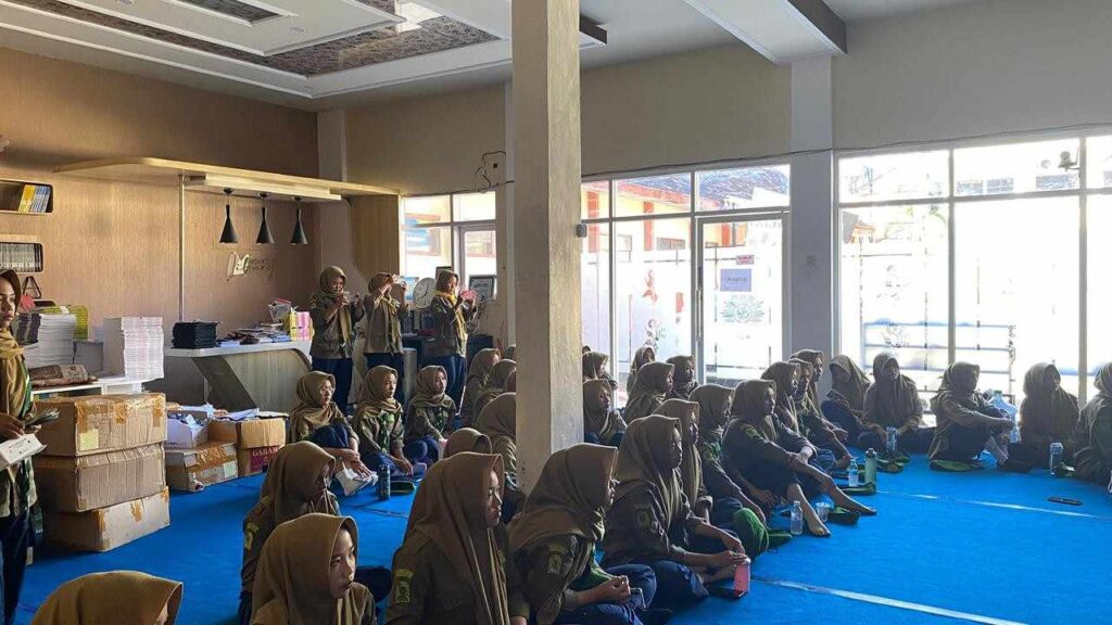 SMK Models Dukung Generasi Sehat lewat Gerakan Minum TTD Serentak se-Jawa Timur 2 SISIWI SMK MODELS