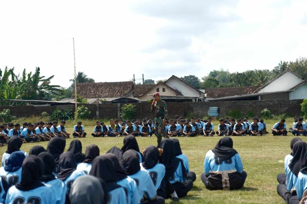 Bintalsik Latih Murid SMK Models Keluar dari Zona Nyaman dan Tingkatkan Kedisiplinan 2 Siswa SMK Models dan Kapten sigit