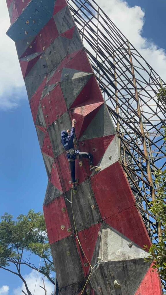 foto esti saat panjat tebing saat perlombaan o2sn