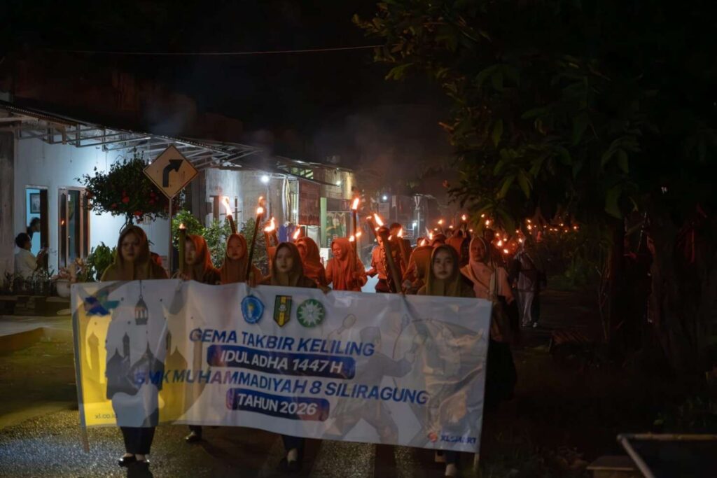Menengok Keseruan Pawai Obor Takbir Iduladha 1447 H Ala SMK Models 1 siswa siswi takbir keliling