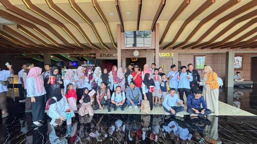 Sambut Program PP Muhammadiyah, GTK SMK Models Perkuat Kebersamaan Lewat Nobar <i>Children of Heaven</i> 2 Foto Bersama Guru SMK Models