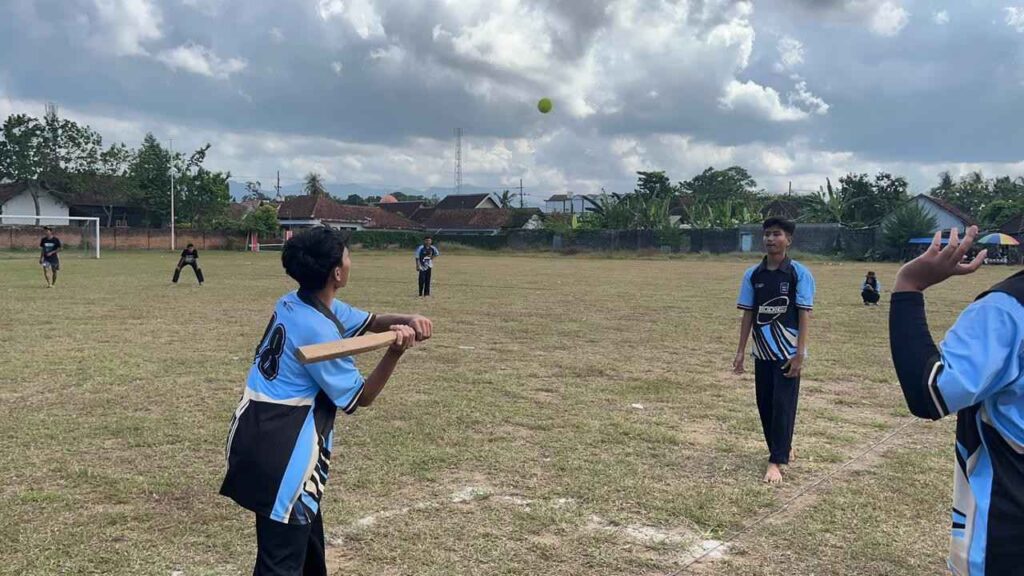 Kembali Lestarikan Permainan Tradisional, Kompetisi Kasti Warnai Hari Ke-4 MCC SMK Models 1 Peserta Lomba Kasti SMK Models