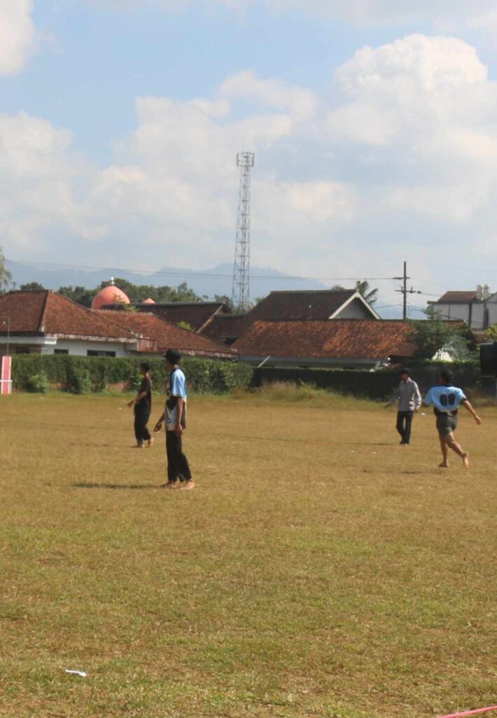 Lestarikan Permainan Tradisional, MCC Hadirkan Keseruan Estafet Tepung dan Gobak Sodor 2 Peserta Lomba Gobak Sodor