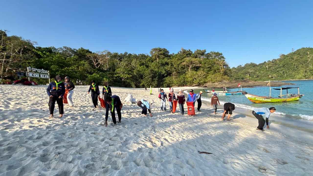 SMK Models Gelar Clean-Up Pantai dalam Rangka Hari Laut Sedunia 2026