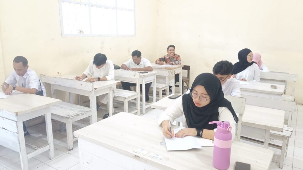 Perdana! Mengukur Kompetensi, Meningkatkan Kapabilitas GTK: SMK Models Gelar <i>Fit and Proper Test</i> 1 Keseriusan Guru dan karyawan mengikuti kegiatan Fit and Proper Test
