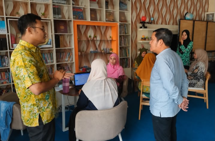 Tinjau Pelaksanaan PAT SMK Models, Pendamping Satuan SMK Cabdin Banyuwangi Apresiasi Sistem Ujian Berbasis '<i>Lockdown Browser</i> ' 2 Monev Kepanitian Pelaksanaan PAT Oleh Pendamping Sataun Pendidikan SMK Cabdin Banyuwangi