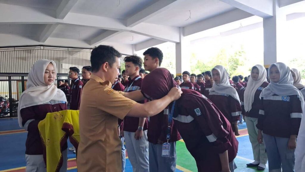 Kasi SMK Cabang Dinas Wilayah Banyuwangi Lepas 425 Siswa PKL SMK Models Tersebar di 180 Industri 1 Prosesi pelepasan 425 siswa secara simbolik oleh Kasi SMK wilayah Banyuwangi