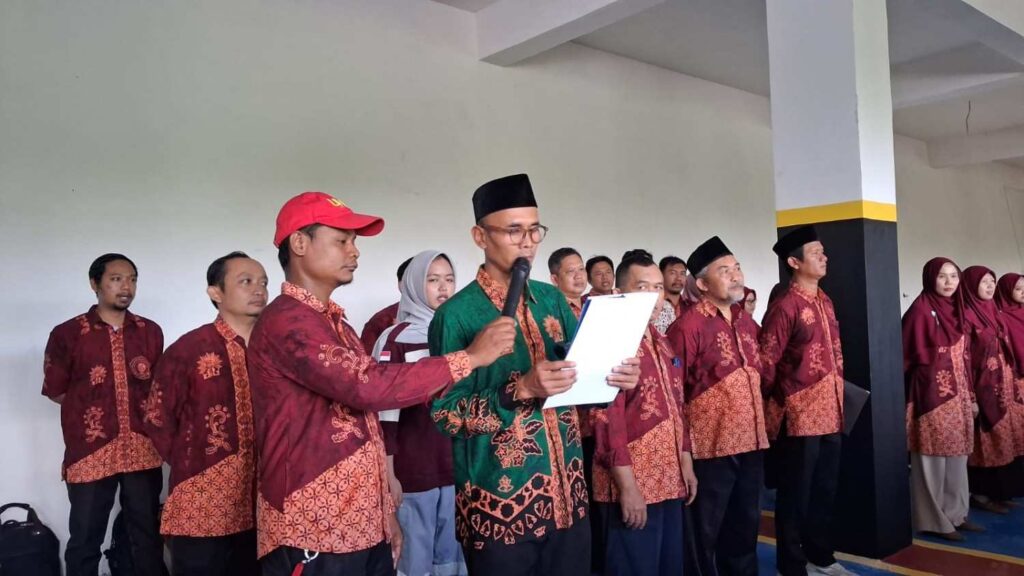 Ikrar PKL Menggema di SMK Models, Simbol Profesionalisme Siswa Menapaki Dunia Industri 1 Pembacaan ikrak oleh kepala SMK Models