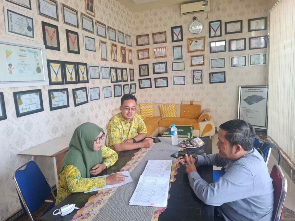 Tinjau Pelaksanaan PAT SMK Models, Pendamping Satuan SMK Cabdin Banyuwangi Apresiasi Sistem Ujian Berbasis '<i>Lockdown Browser</i> ' 1 Proses Monev Pelaksanaan PAT oleh Bambang Sulistio, S.St.Pi., M.M.,