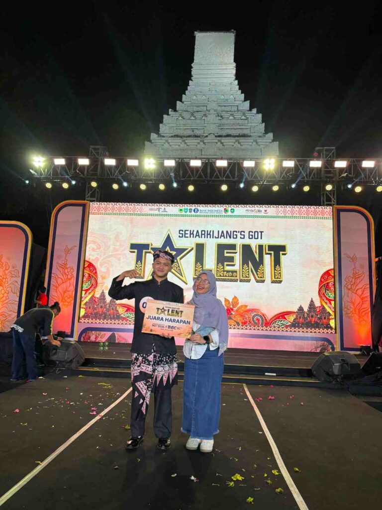 Foto Bersama Mohammad Rizky Yulleo Altaf Dengan Ibu Cici Arista Devi,S.Pd