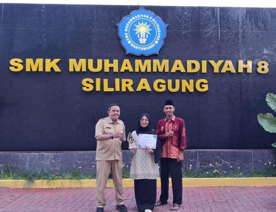Literasi Menjadi Bukti Dedikasi, Guru SMK Models Raih Juara 1 Lomba Menulis Artikel PDNA Banyuwangi 3 Foto Bersama Bapak Pengawas Wali dan Kepala SMK Models.