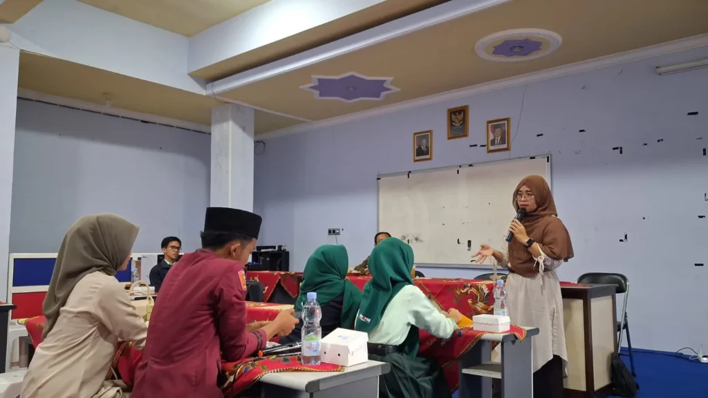 Menyulam Kata di Tanah Blambangan, Jejak Perjumpaan Provena dan Mojoer dalam Merawat Api Literasi 2 Pemberian Materi OlehCici Arista Devi, S.Pd.