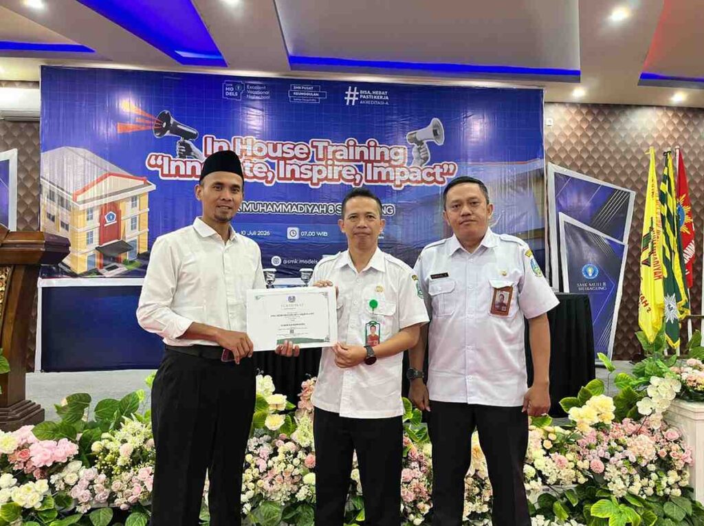 Menuju Sekolah Ramah Lingkungan, SMK Models Resmi <i>Launching</i> Program Adiwiyata 2 Penyerahan Sertifikat dari Dinas Lingkungan Hidup (DLH) Provinsi Jawa Timur secara simbolis oleh Kepala Seksi (Kasi) SMK Cabdin Banyuwangi, Imron Rosyadi, S.T., kepada Kepala SMK Models