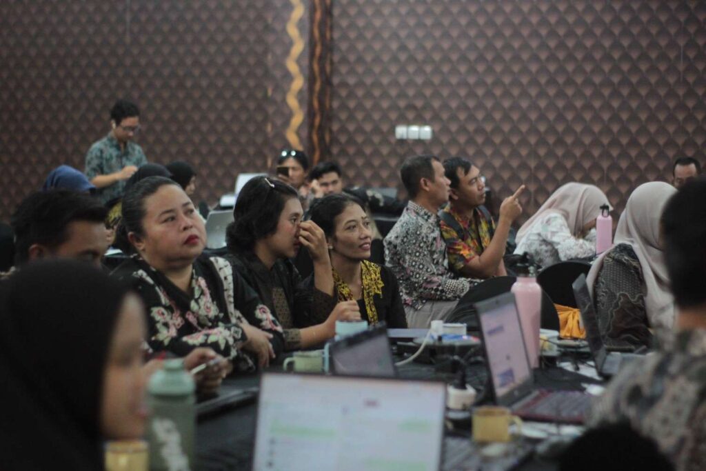 Bukan Garis Akhir Melainkan Awal Perubahan, Kepala SMK Models Berikan Petuah Inspiratif di Penutupan IHT Tahun Pelajaran 2026/2027 2 Keseriusan Para Guru Dalam Mengikuti IHT hari terakhir.