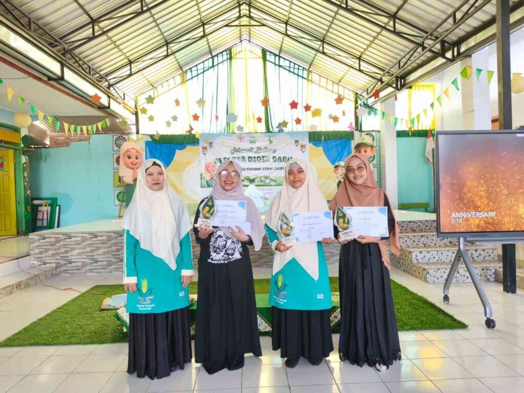 Literasi Menjadi Bukti Dedikasi, Guru SMK Models Raih Juara 1 Lomba Menulis Artikel PDNA Banyuwangi 2 Foto Bersama Para Juara