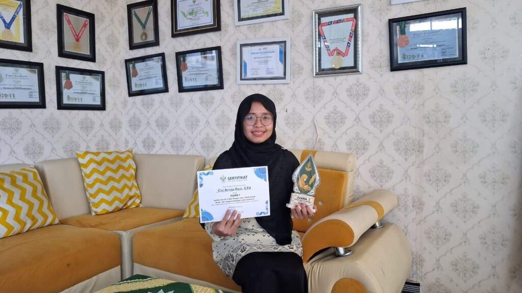 Literasi Menjadi Bukti Dedikasi, Guru SMK Models Raih Juara 1 Lomba Menulis Artikel PDNA Banyuwangi 1 Cici Arista Devi, S.Pd.,