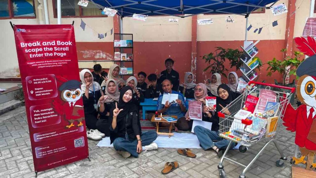 Gencarkan Budaya Literasi Sejak Dini: Ekskul Models Jurnalisme <i>Open Booth</i> Literasi Pada Fortasi SMK Models 2 Kepala Sekolah dan Anggota Models Jurnalisme