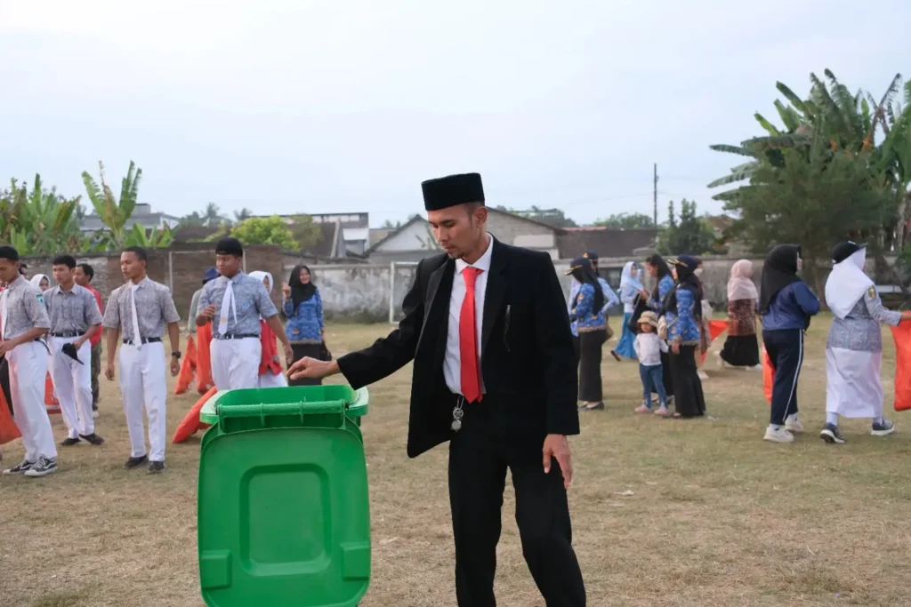 Sesi Bersih Bersih Sebagai Bagian Dari Acara Lanching Buku SMK Models