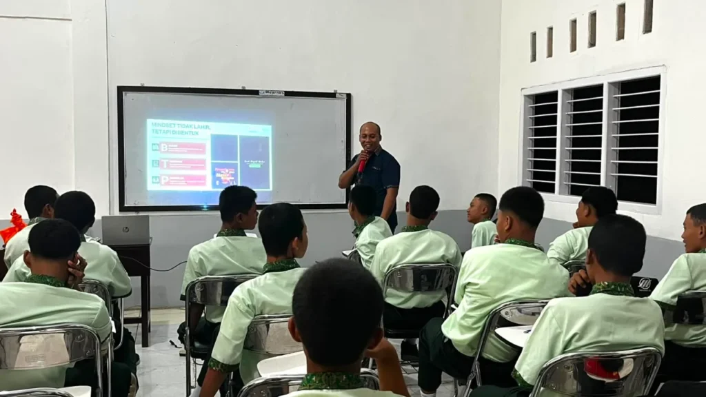 Pemberian materi pada siswa  SMK Models