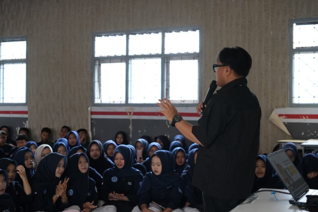 PT BSI beri materi pada siswa SMK Models
