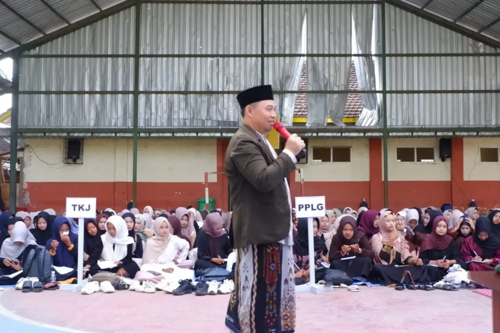 Pemaparan Materi Oleh Ust. Hanifudin, S.Pd. pada Siswa siswi SMK Models