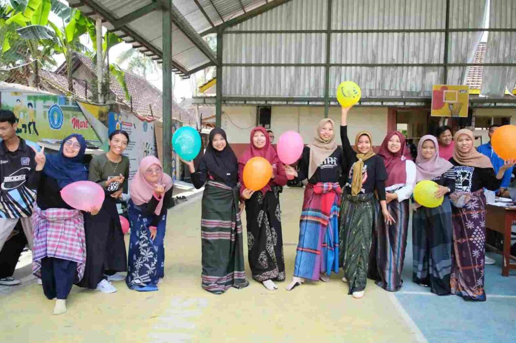 Lomba Balon Bersarung Guru SMK Models