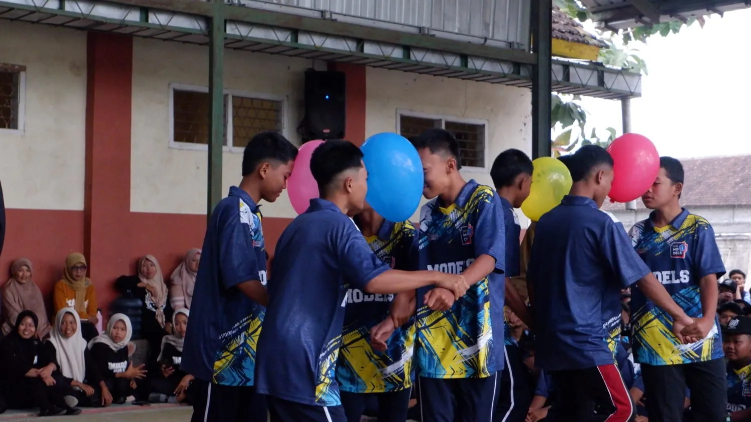 Serunya Balon Bermusik, Semarakkan HUT ke–81 RI di SMK Models