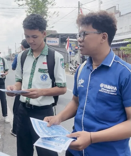 Pembagian Brosur Oleh Siswa SMK Models