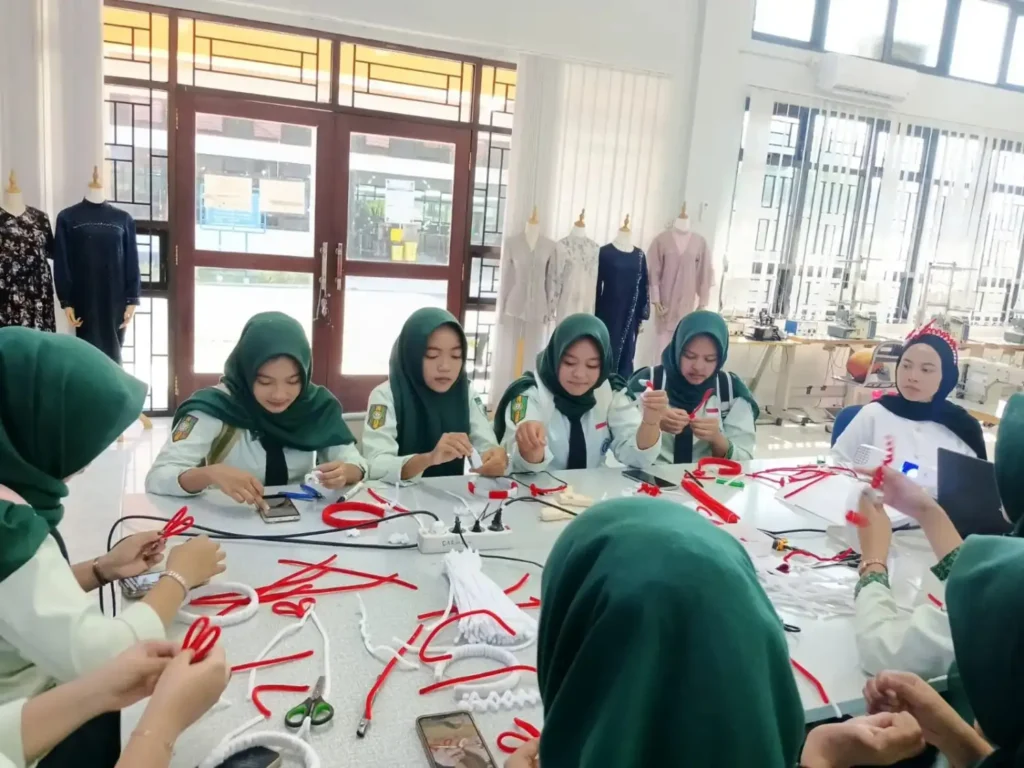 Pelatihan Dari Kawat Bulu Menjadi Fashion Item siswi smk models