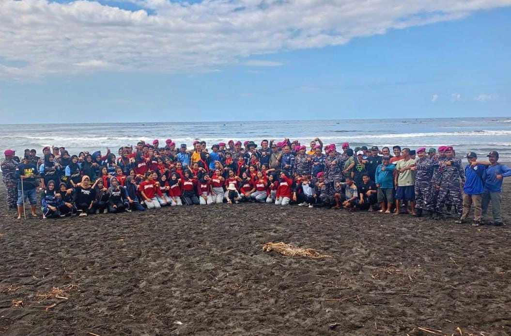 Giat Peduli Lingkungan, SMK Models Bersama Lintas Sektor Bersihkan Pantai Lampon