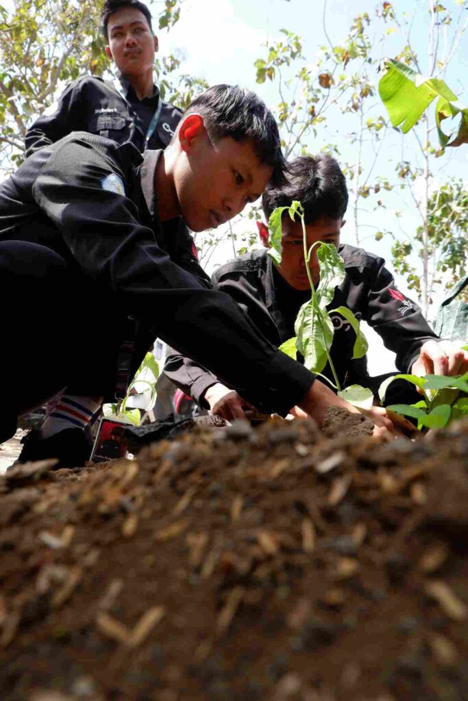 Penanaman Bibit Sebagai Aksi Peduli Lingkungan SMK Models