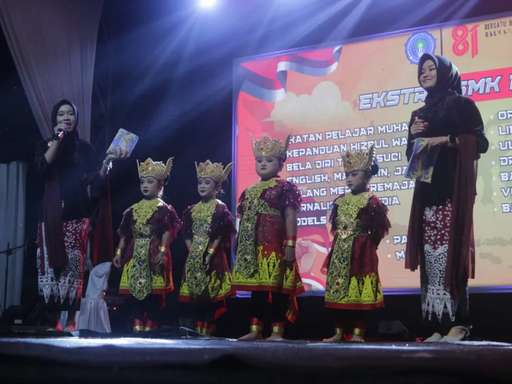 Penampilan Siswa SD di panggung SMK Models