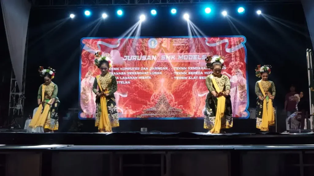 Penampilan Siswa SD di panggung SMK ModelsPe