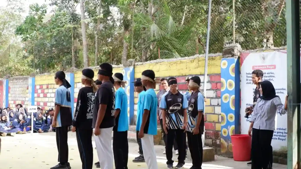 "Latih Fokus Siswa, SMK Models Gelar Lomba PBB Mata Tertutup Guna Meriahkan HUT RI ke-81" 2 Lomba PBB Mata Tertutup SMK Models