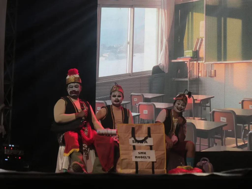 Balutan Komedi dan Kritik Sosial: Penampilan Memukau Tokoh Punokawan, Guru SMK Models Meriahkan Ekspo Siliragung 2 Penampilan Para Guru SMK Models