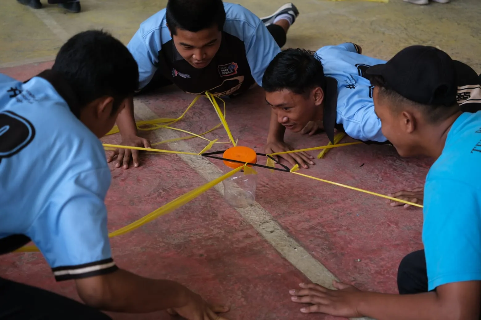 Melatih Koordinasi Tim, SMK Models Sukses Gelar Lomba Memindahkan Toples