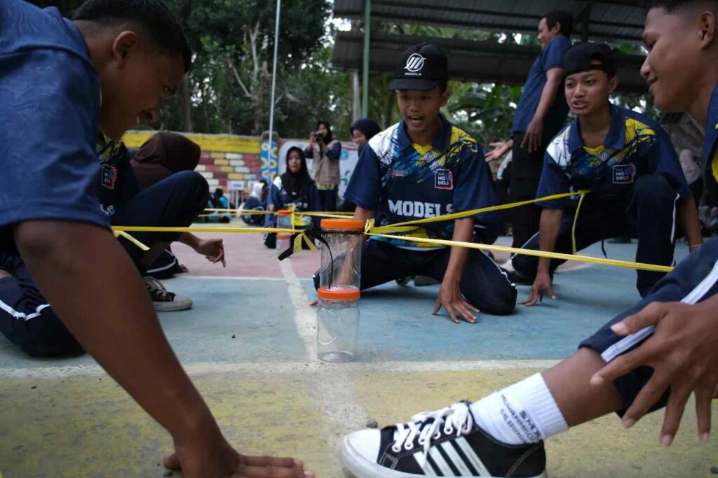 Melatih Koordinasi Tim, SMK Models Sukses Gelar Lomba Memindahkan Toples 2 Peserta Lomba Kelas 10 SMK Models