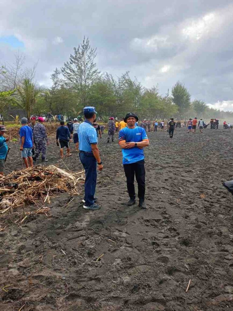 Giat Peduli Lingkungan, SMK Models Bersama Lintas Sektor Bersihkan Pantai Lampon 2 WhatsApp Image 2026 09 07 at 10.21.32 1 11zon 1
