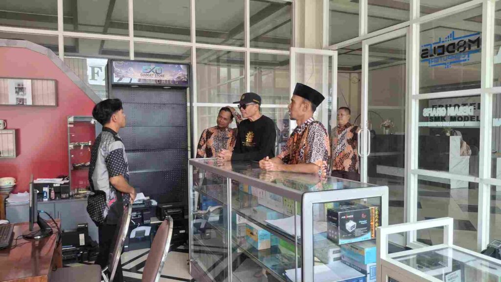 Kunjungan PDM Banyuwangi Terhadap Salah Satu Teaching Factory SMK Models