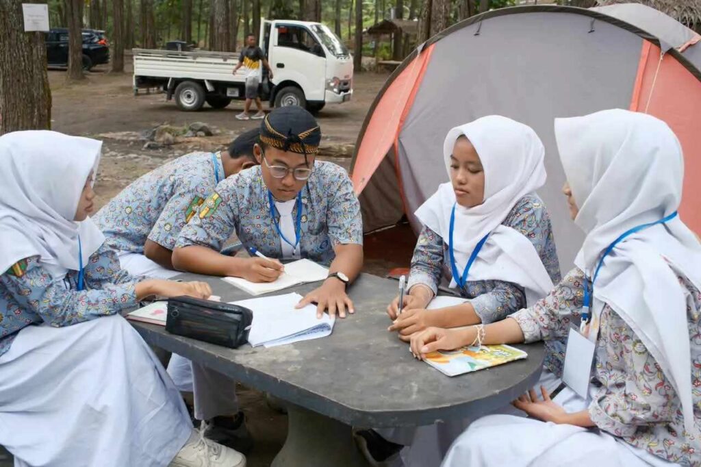 Peserta LDKI melakukan diskusi tentang isu sosial