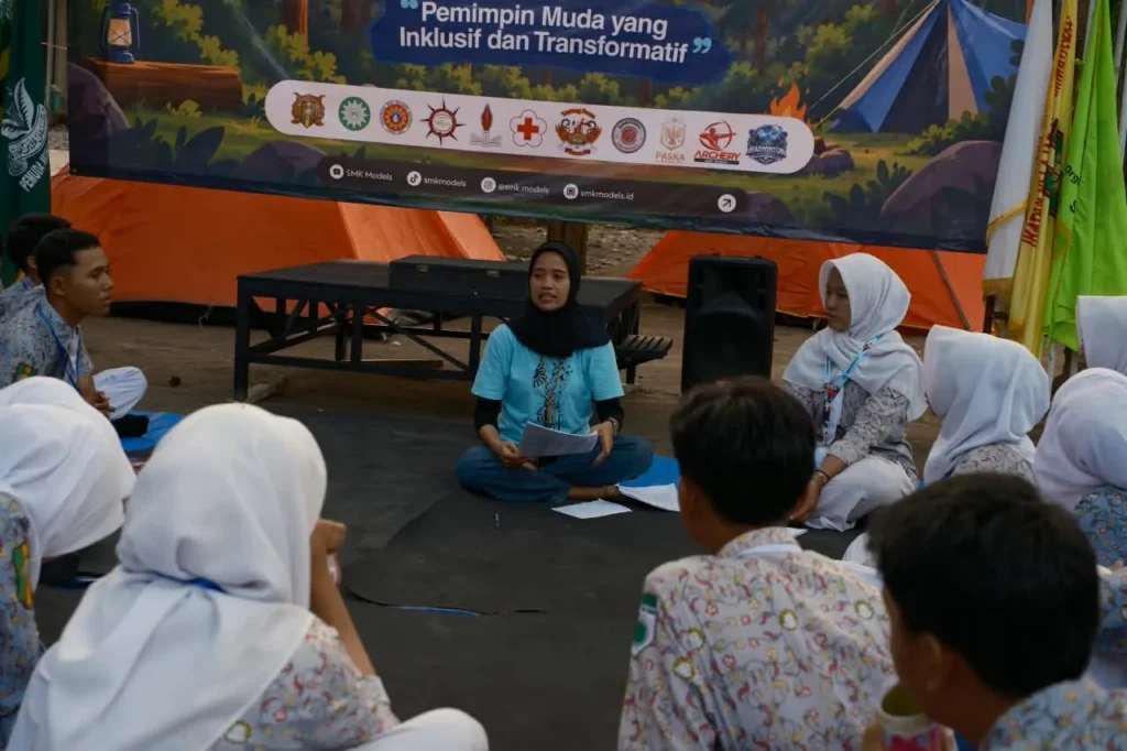 Etika Yuniarsih, S.Pd., menjadi mentor diskusi dan presentasi kelompok