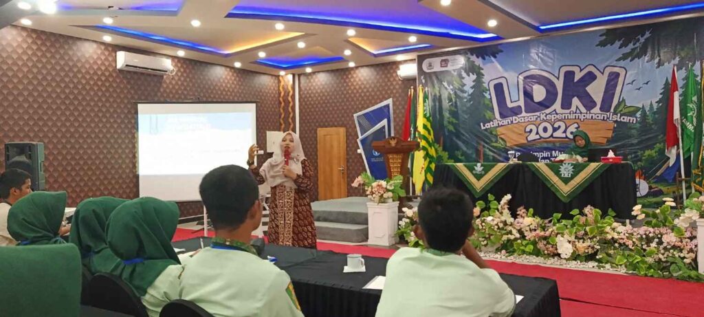 Zahrotul Janah, S.Kom., M.M., Menyampaikan Materi ke peserta LDKI