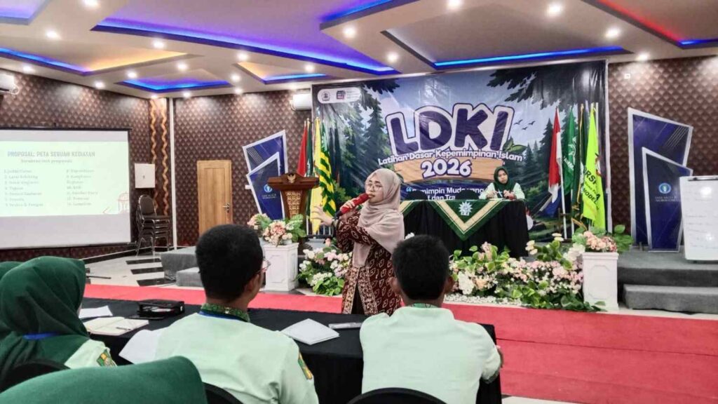Cici Arista Devi, S. Pd memaparkan materi Manajemen Administrasi Organisasi