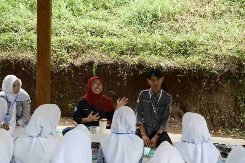 Cici Arista Devi, S.Pd., dan Achiko Dava Ramadani memaparkan materi membangun budaya inklusifitas organisasi.