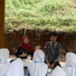 Cici Arista Devi, S.Pd., dan Achiko Dava Ramadani memaparkan materi membangun budaya inklusifitas organisasi.